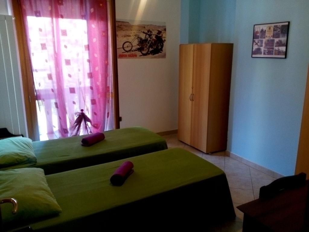 Turin Hostel Стая снимка